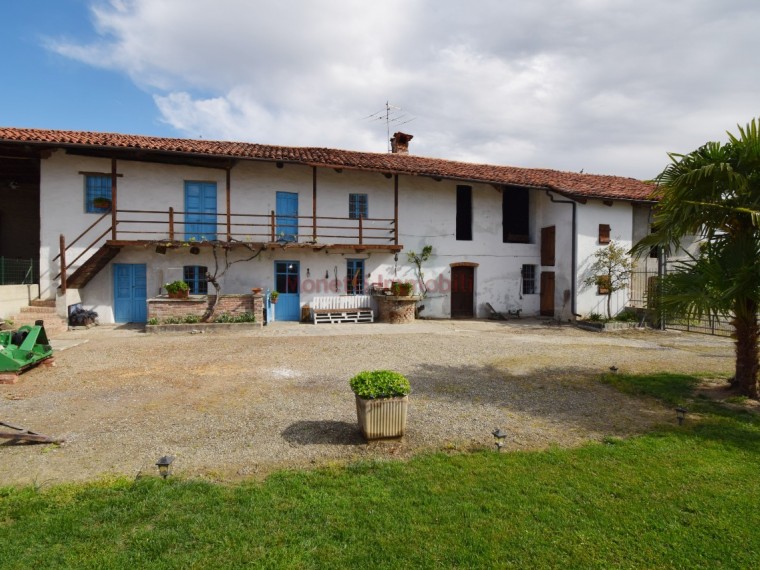 Pinerolo-Periferia-Cascinale-da-ristrutturare-con-cortile-e-ampio-giardino