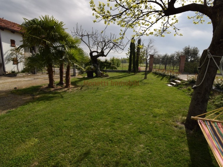 Pinerolo-Periferia-Cascinale-da-ristrutturare-con-cortile-e-ampio-giardino