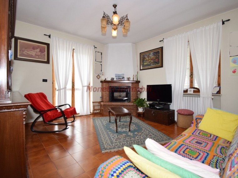 Roletto---Casa-indipendente-di-200-mq-con-giardino