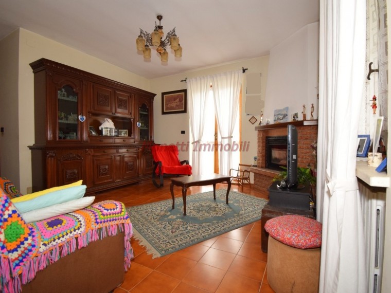 Roletto---Casa-indipendente-di-200-mq-con-giardino
