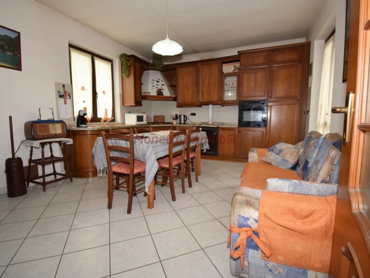 Roletto---Casa-indipendente-di-200-mq-con-giardino