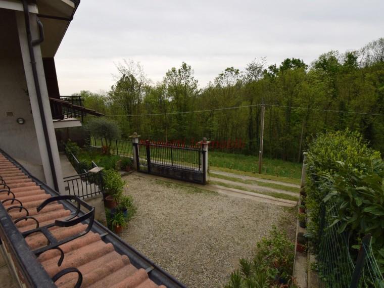 Roletto---Casa-indipendente-di-200-mq-con-giardino