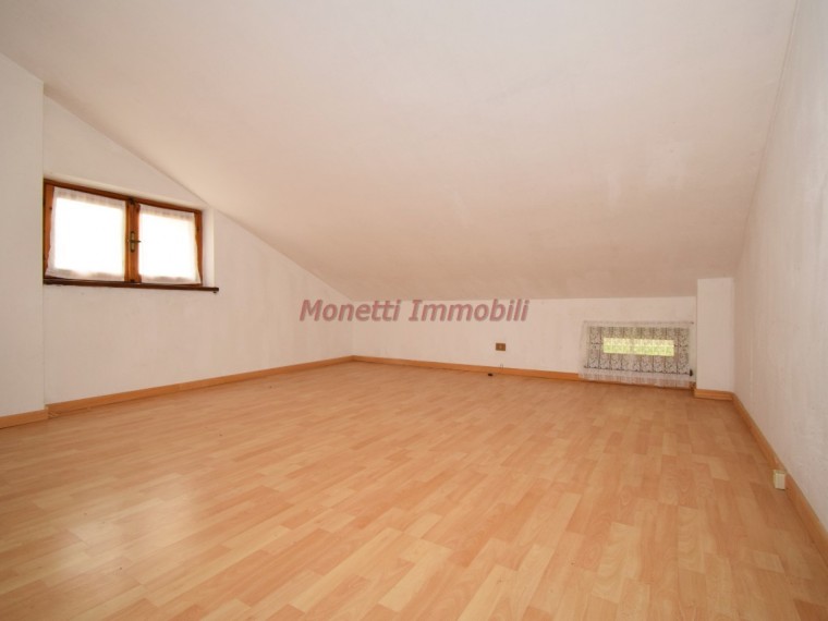 Roletto---Casa-indipendente-di-200-mq-con-giardino