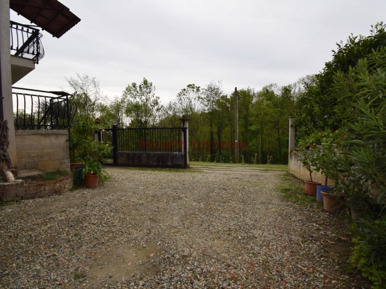 Roletto---Casa-indipendente-di-200-mq-con-giardino
