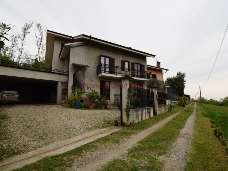 Roletto---Casa-indipendente-di-200-mq-con-giardino