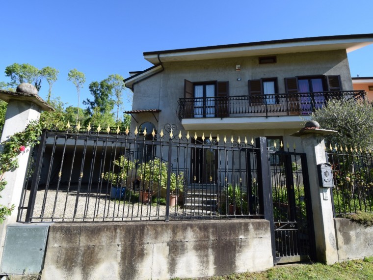 Roletto---Casa-indipendente-di-200-mq-con-giardino