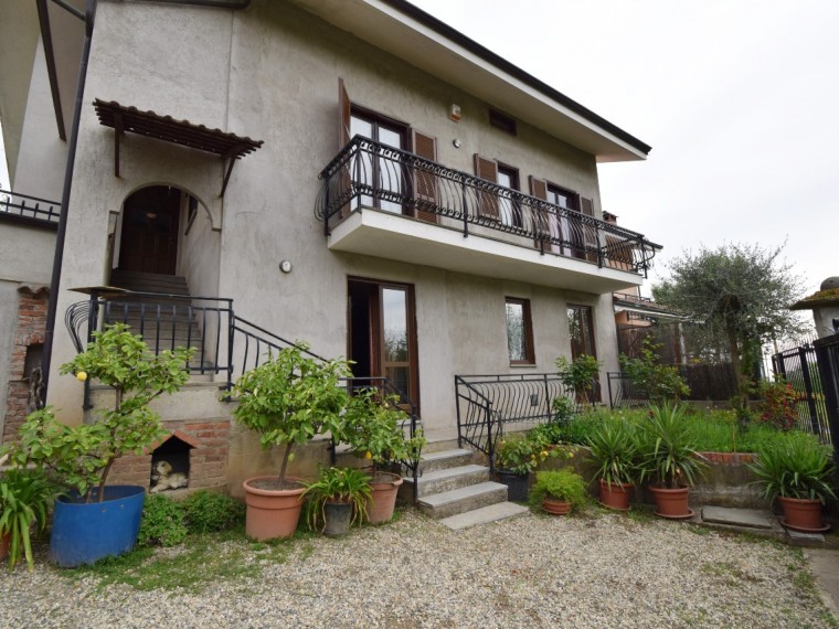 Roletto---Casa-indipendente-di-200-mq-con-giardino