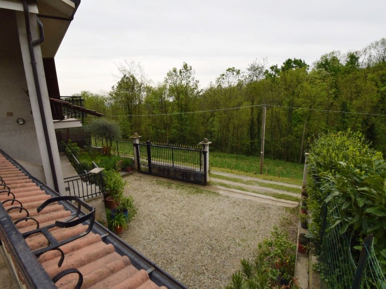 Roletto---Casa-indipendente-di-200-mq-con-giardino