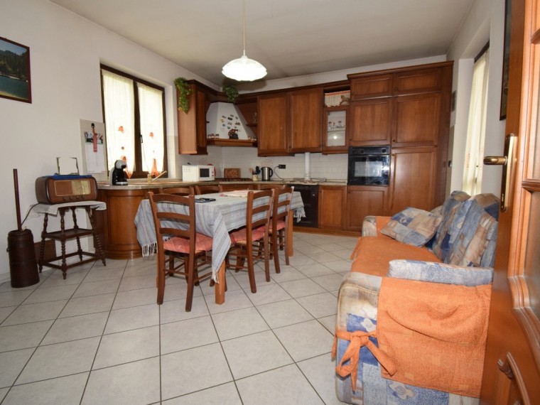 Roletto---Casa-indipendente-di-200-mq-con-giardino
