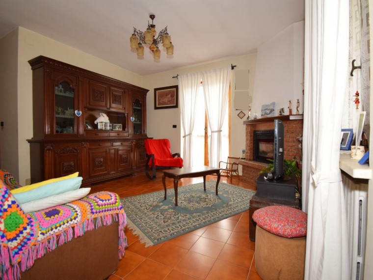 Roletto---Casa-indipendente-di-200-mq-con-giardino