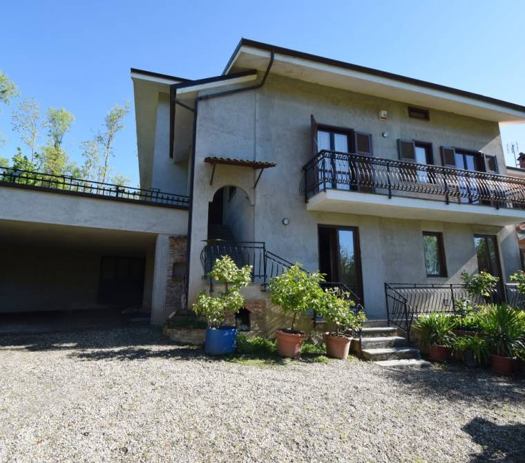 Roletto - Casa indipendente di 200 mq con giardino