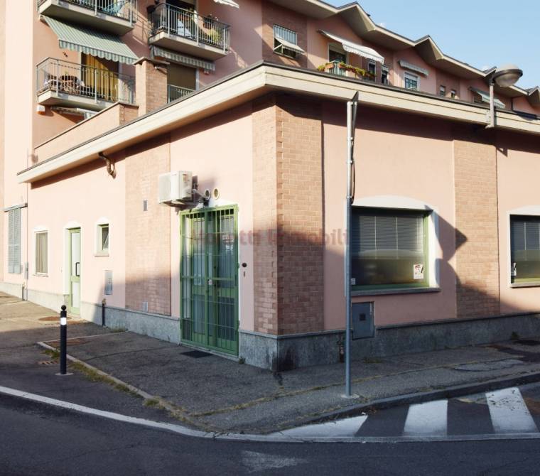 Pinerolo - Locale di 53 mq ad uso studio o attività commerciale