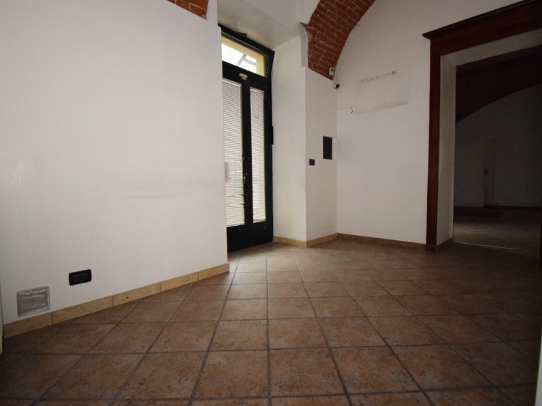 Pinerolo---Locale-commerciale-adatto-anche-per-uso-ufficio-studio-attività-artigianale