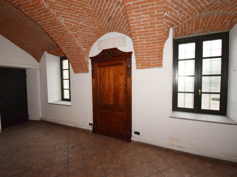 Pinerolo---Locale-commerciale-adatto-anche-per-uso-ufficio-studio-attività-artigianale