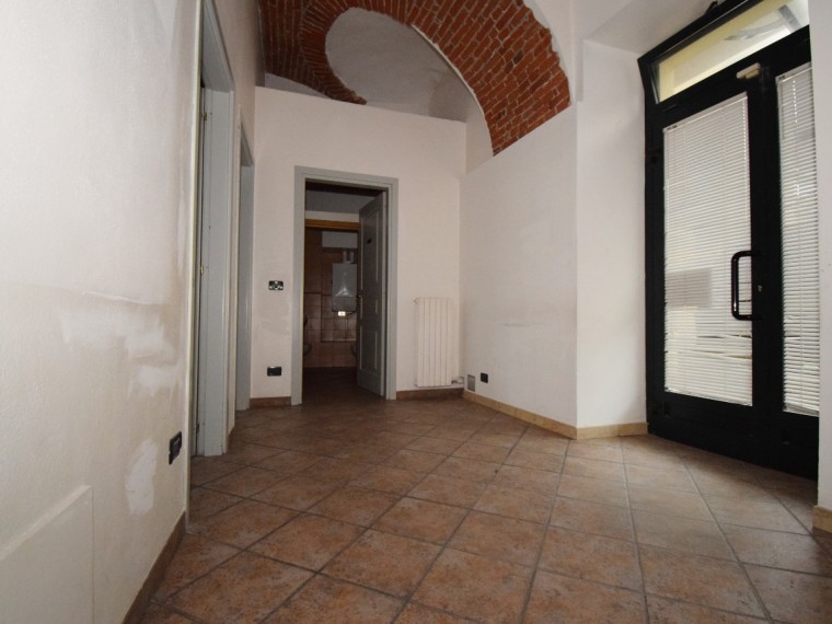 Pinerolo---Locale-commerciale-adatto-anche-per-uso-ufficio-studio-attività-artigianale