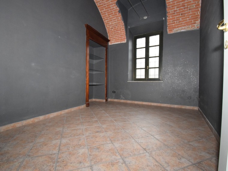 Pinerolo---Locale-commerciale-adatto-anche-per-uso-ufficio-studio-attività-artigianale