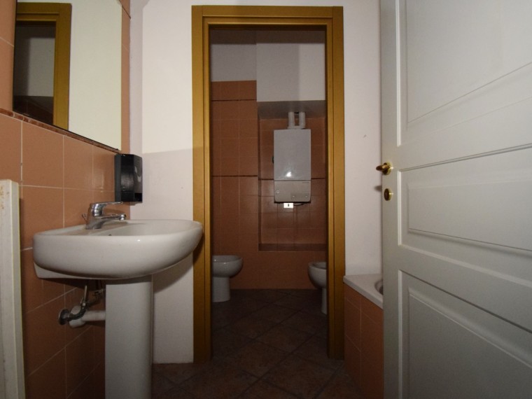 Pinerolo---Locale-commerciale-adatto-anche-per-uso-ufficio-studio-attività-artigianale