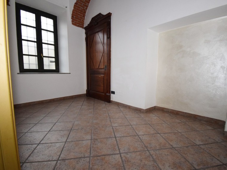 Pinerolo---Locale-commerciale-adatto-anche-per-uso-ufficio-studio-attività-artigianale