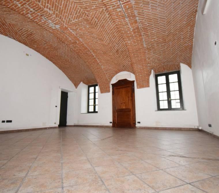 Pinerolo - Locale commerciale adatto anche per uso ufficio-studio.