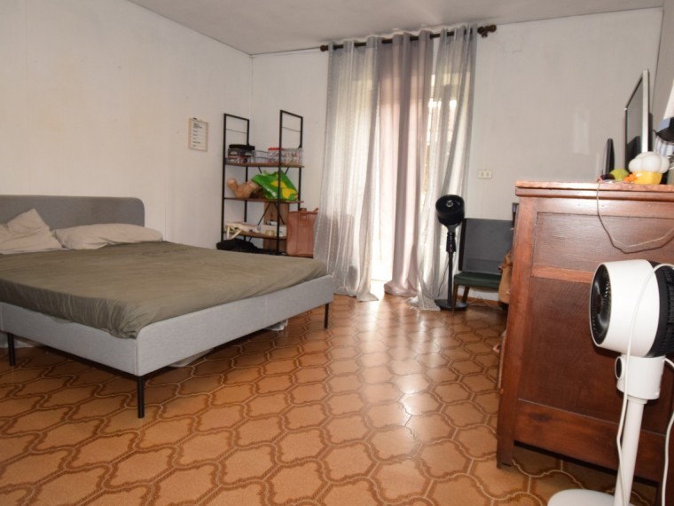 Scalenghe---Via-Savigliani---Casa-con-ampio-cortile-e-locali-accessori.