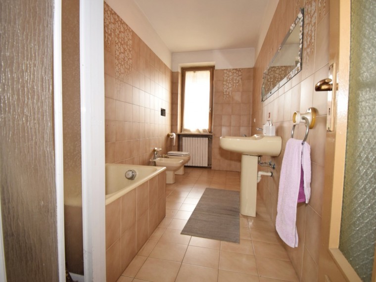 Scalenghe---Via-Savigliani---Casa-con-ampio-cortile-e-locali-accessori.