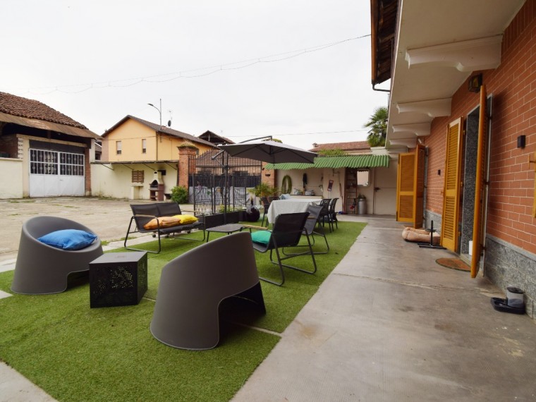 Scalenghe---Via-Savigliani---Casa-con-ampio-cortile-e-locali-accessori.