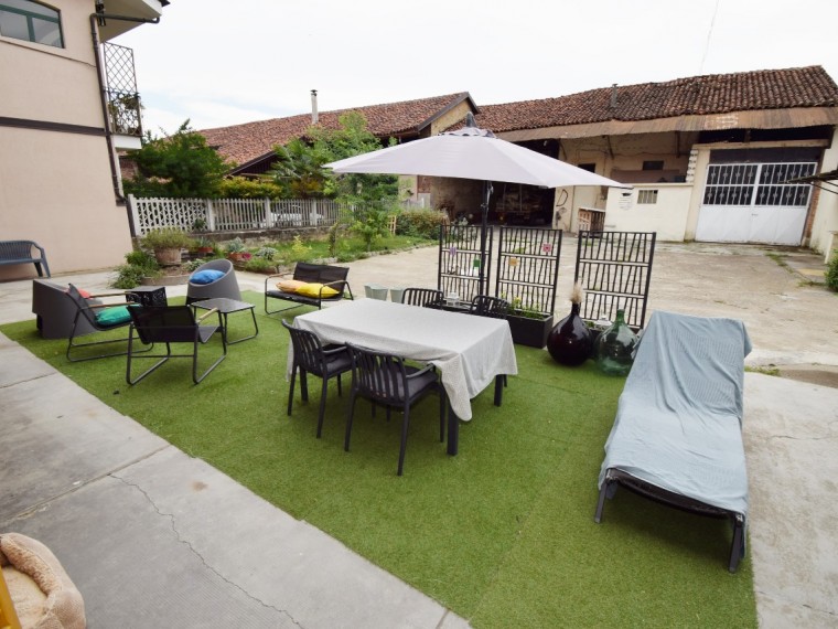 Scalenghe---Via-Savigliani---Casa-con-ampio-cortile-e-locali-accessori.