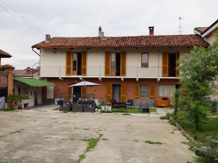 Scalenghe---Via-Savigliani---Casa-con-ampio-cortile-e-locali-accessori.