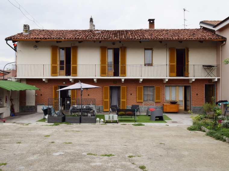 Scalenghe---Via-Savigliani---Casa-con-ampio-cortile-e-locali-accessori.