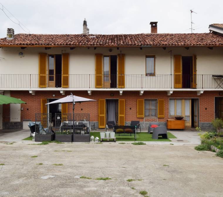 Scalenghe - Via Savigliani - Casa con ampio cortile e locali accessori.