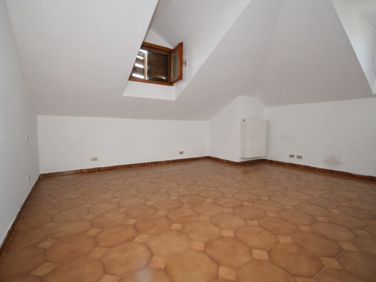 Bricherasio---Fraz.-Cappella-Merli---Villa-di-ampia-metratura-con-giardino.