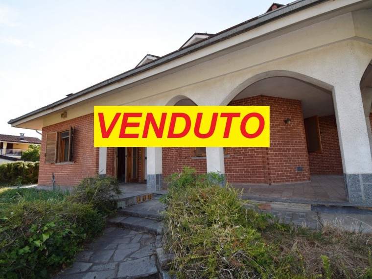 Bricherasio---Fraz.-Cappella-Merli---Villa-di-ampia-metratura-con-giardino.