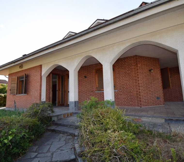 Bricherasio - Fraz. Cappella Merli - Villa di ampia metratura con giardino.