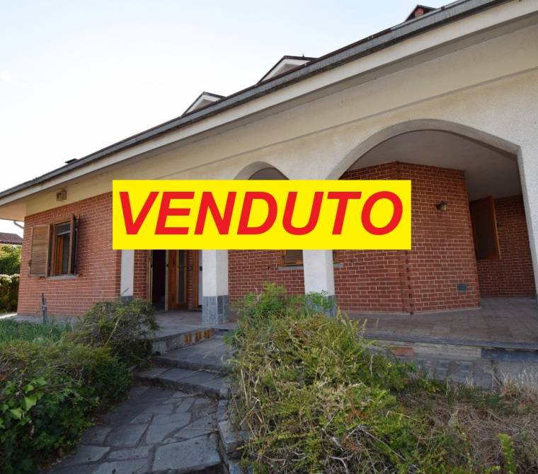 Bricherasio - Fraz. Cappella Merli - Villa di ampia metratura con giardino.