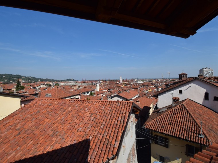 Pinerolo-Centro-storico-Casa-restaurata-con-box-auto