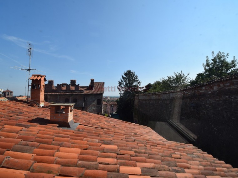 Pinerolo-Centro-storico-Casa-restaurata-con-box-auto