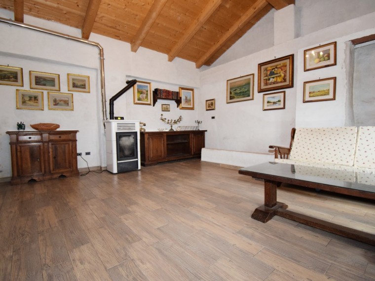 Cavour---Fraz.-Zucchea---Casale-completamente-ristrutturato-con-giardino-terreno.