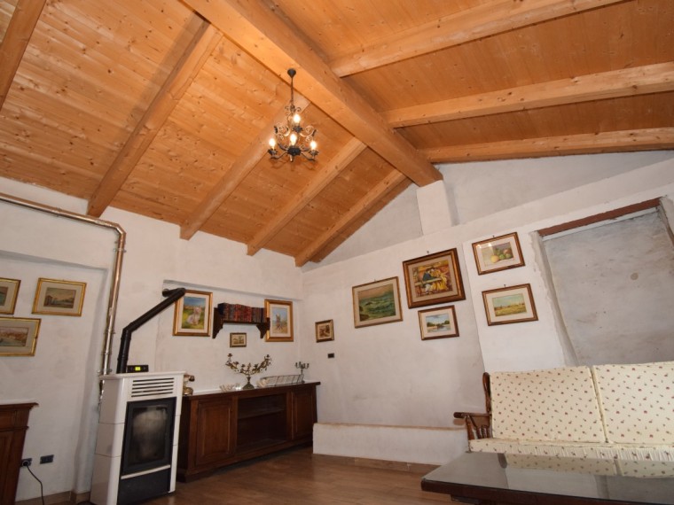 Cavour---Fraz.-Zucchea---Casale-completamente-ristrutturato-con-giardino-terreno.