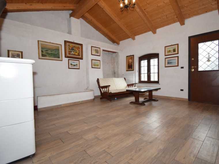 Cavour---Fraz.-Zucchea---Casale-completamente-ristrutturato-con-giardino-terreno.