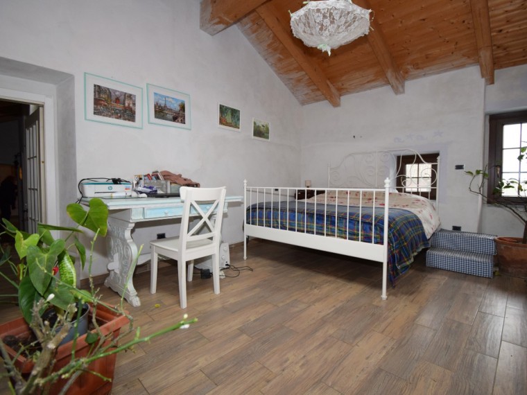 Cavour---Fraz.-Zucchea---Casale-completamente-ristrutturato-con-giardino-terreno.