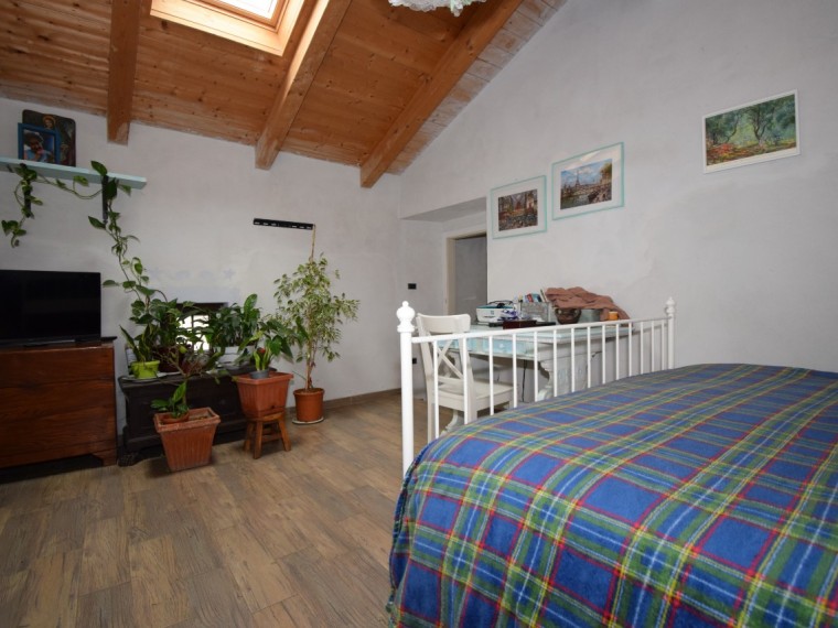 Cavour---Fraz.-Zucchea---Casale-completamente-ristrutturato-con-giardino-terreno.