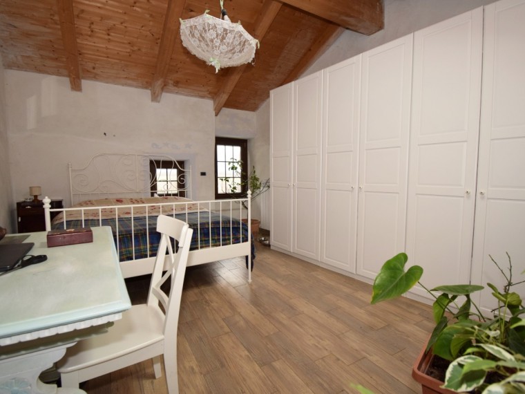 Cavour---Fraz.-Zucchea---Casale-completamente-ristrutturato-con-giardino-terreno.
