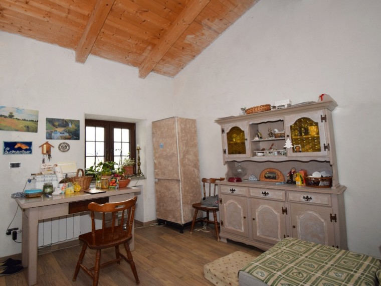 Cavour---Fraz.-Zucchea---Casale-completamente-ristrutturato-con-giardino-terreno.