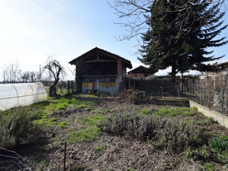 Cavour---Fraz.-Zucchea---Casale-completamente-ristrutturato-con-giardino-terreno.