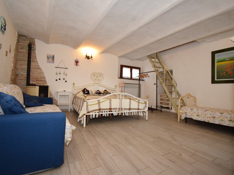 Cavour---Fraz.-Zucchea---Casale-completamente-ristrutturato-con-giardino-terreno.
