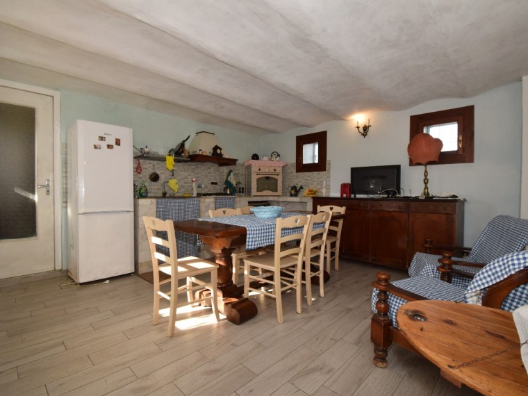 Cavour---Fraz.-Zucchea---Casale-completamente-ristrutturato-con-giardino-terreno.