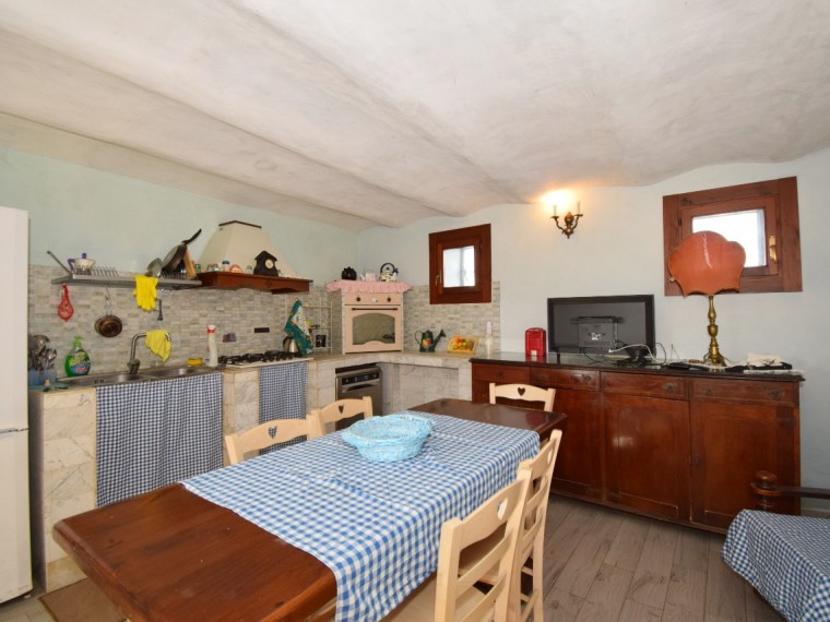 Cavour---Fraz.-Zucchea---Casale-completamente-ristrutturato-con-giardino-terreno.