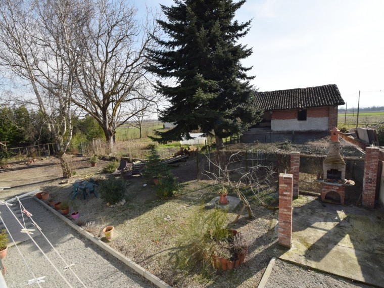 Cavour---Fraz.-Zucchea---Casale-completamente-ristrutturato-con-giardino-terreno.