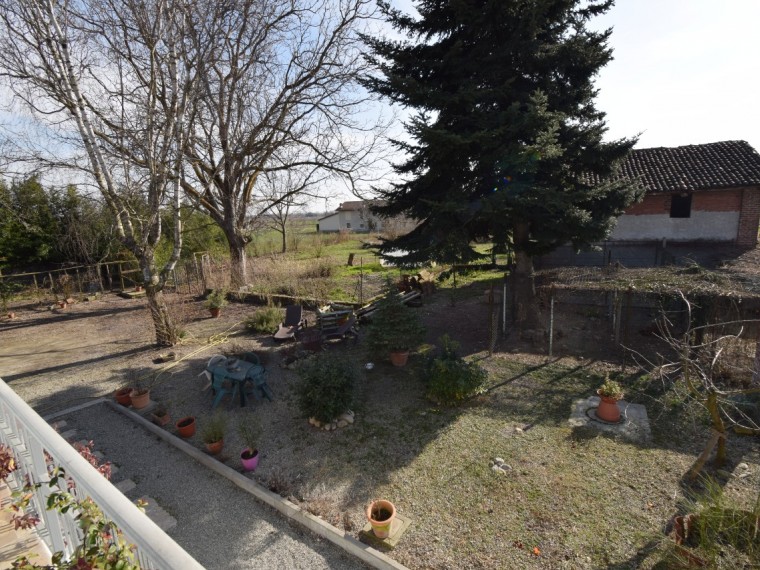 Cavour---Fraz.-Zucchea---Casale-completamente-ristrutturato-con-giardino-terreno.