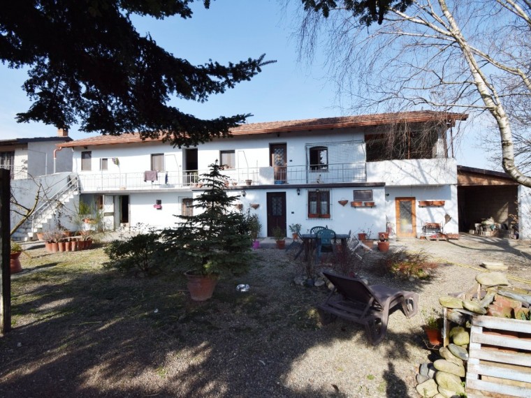 Cavour---Fraz.-Zucchea---Casale-completamente-ristrutturato-con-giardino-terreno.